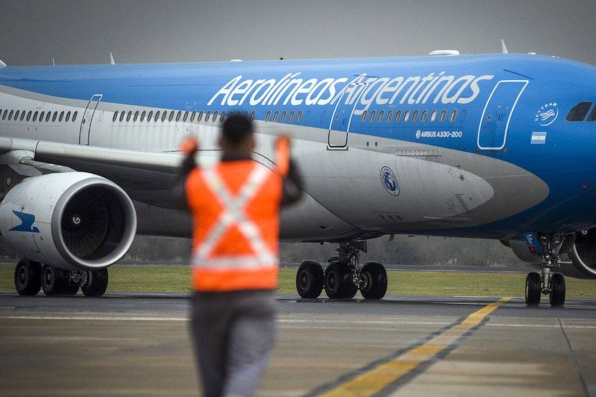 Los trabajadores de Aerolíneas que habían asistitido a la reunión pidieron queno "rifaran" la empresa.