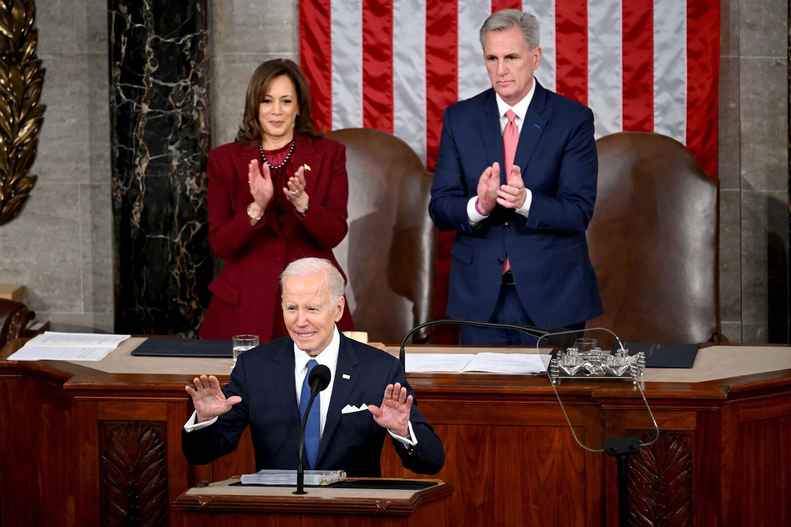 Aplausos para Biden de Kamala Harris y el republicano McCarthy.
