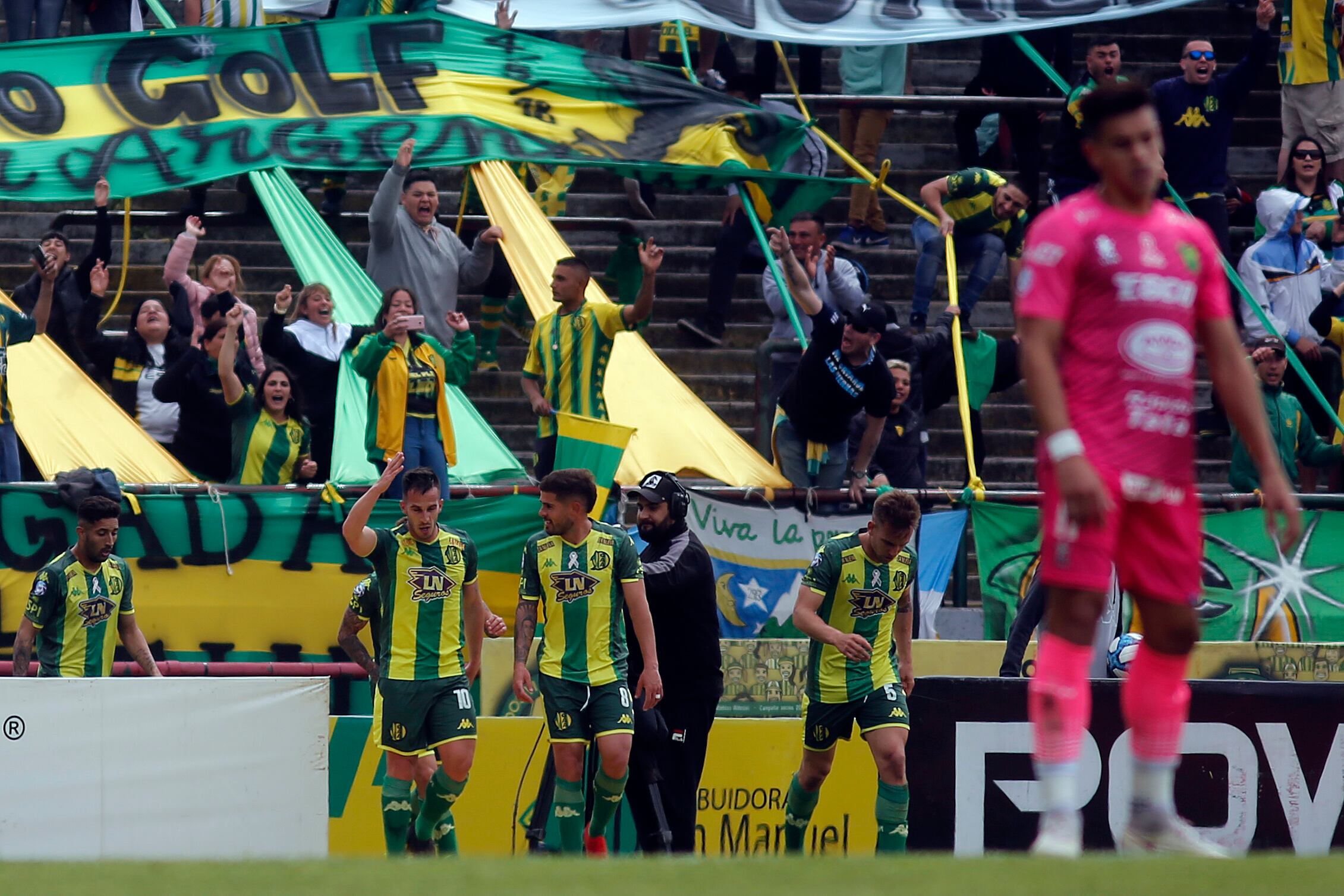 El festejo de los jugadores de Aldosivi.