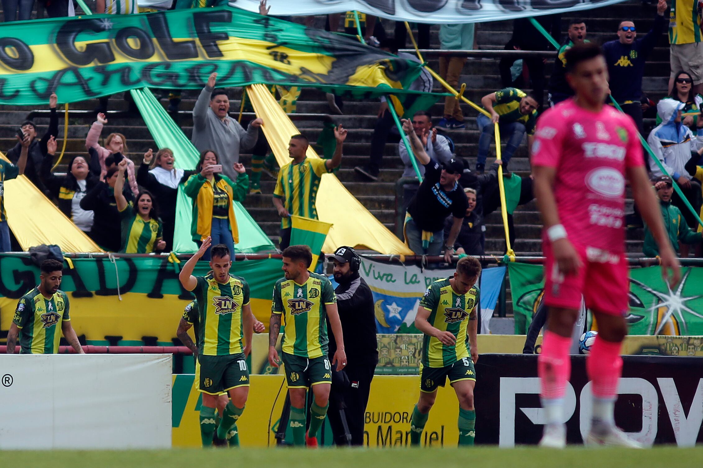 El festejo de los jugadores de Aldosivi.