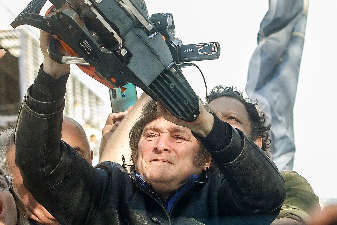 Motosierra en tiempos de campaña. Detrás Santiago Oría, a cargo de la serie.