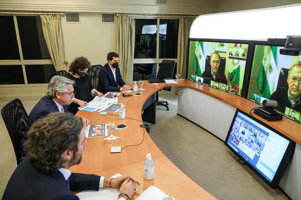Alberto Fernández y sus funcionarios en videoconferencia con los gobernadores.