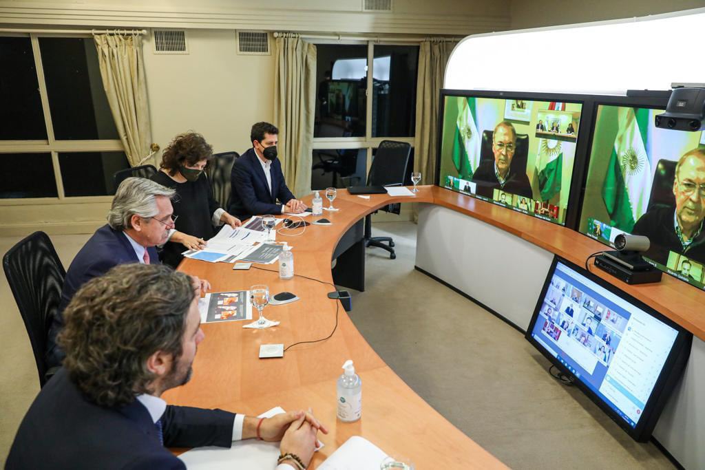 Alberto Fernández y sus funcionarios en videoconferencia con los gobernadores.