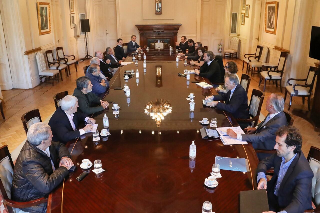El gobierno, la CGT y la UIA se reunieron para retomar algunas actividades en una nueva fase de la cuarentena.
