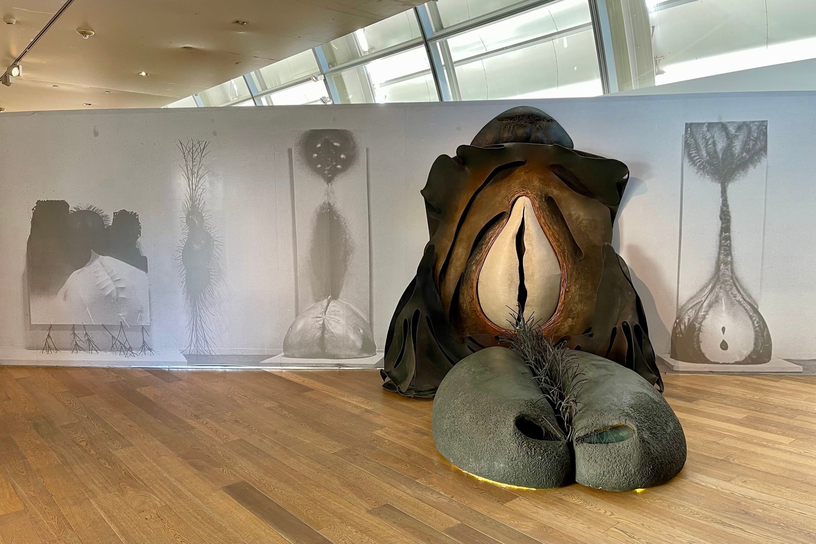 Parte de la instalación "Integralismo.Biocosmos Nº3", de Renart (1964). Abajo: Escultura de Emilio Renart.