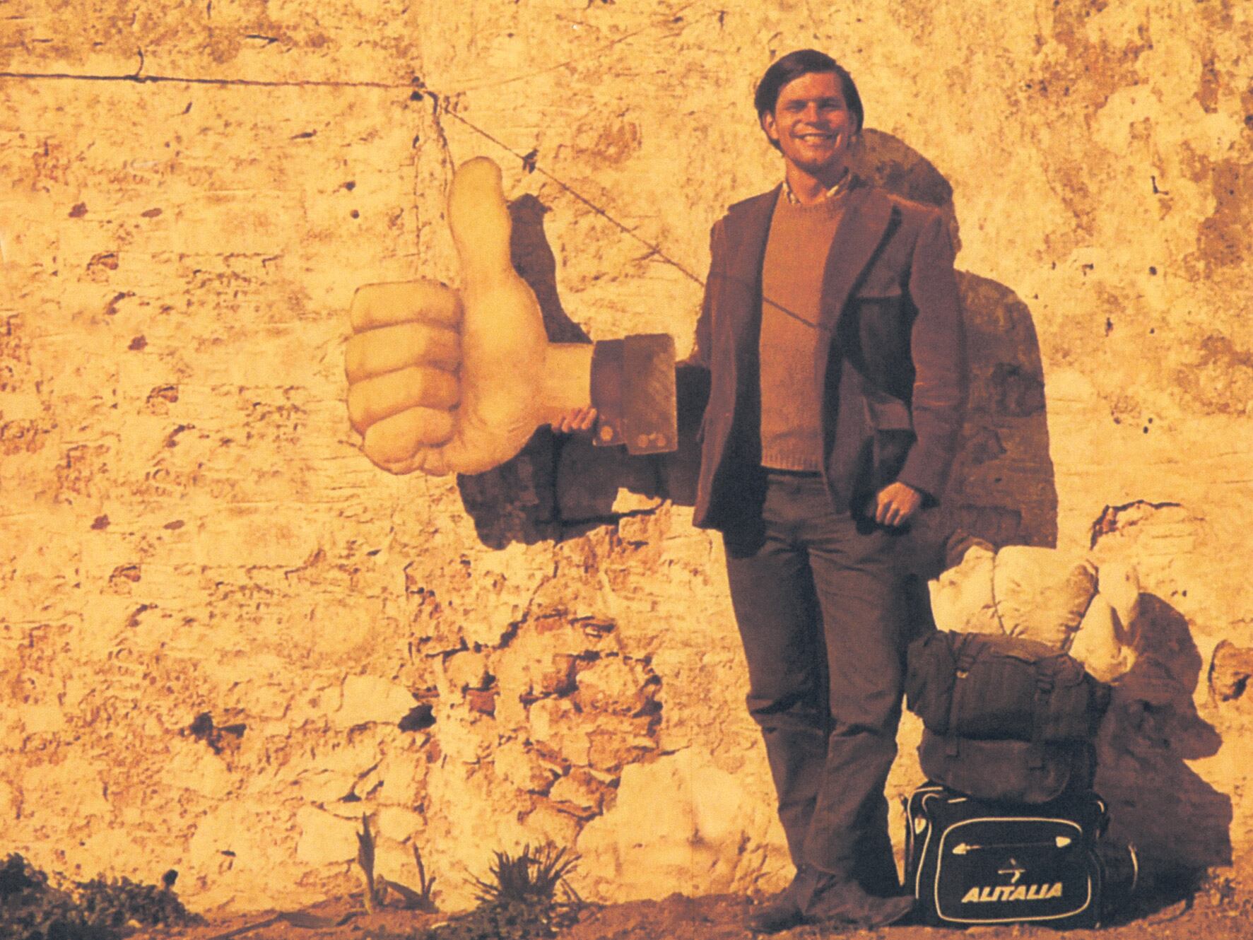 Terry Gilliam y su mano gigante para hacer dedo, con la que viajó por Europa en 1965.