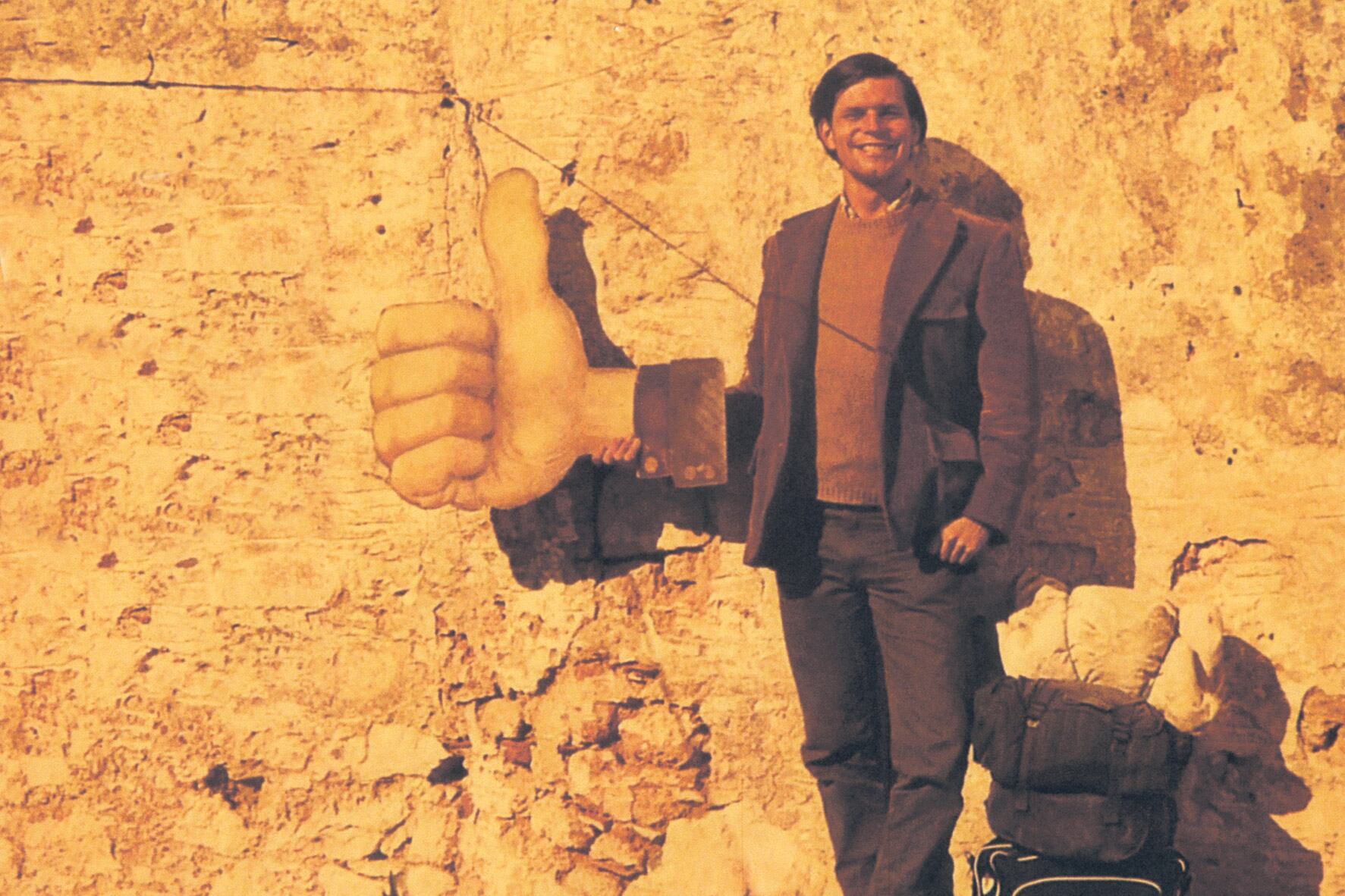 Terry Gilliam y su mano gigante para hacer dedo, con la que viajó por Europa en 1965.