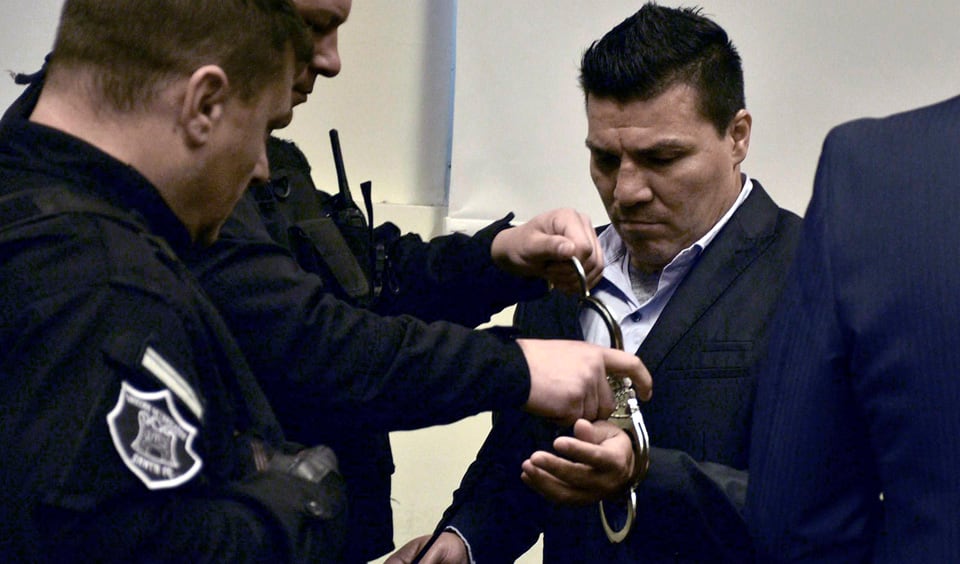 Carlos Baldomir entró esposado a la sala de audiencias.