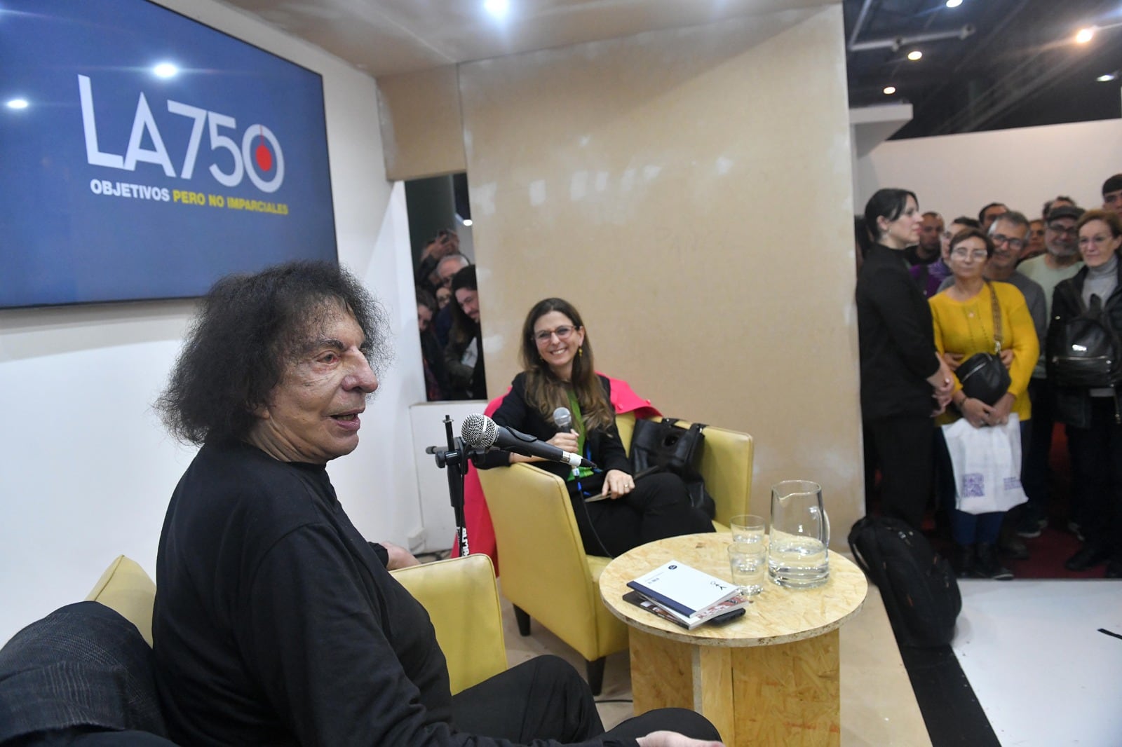 Dolina junto a Ginzberg, en un stand desbordado de asistentes. 