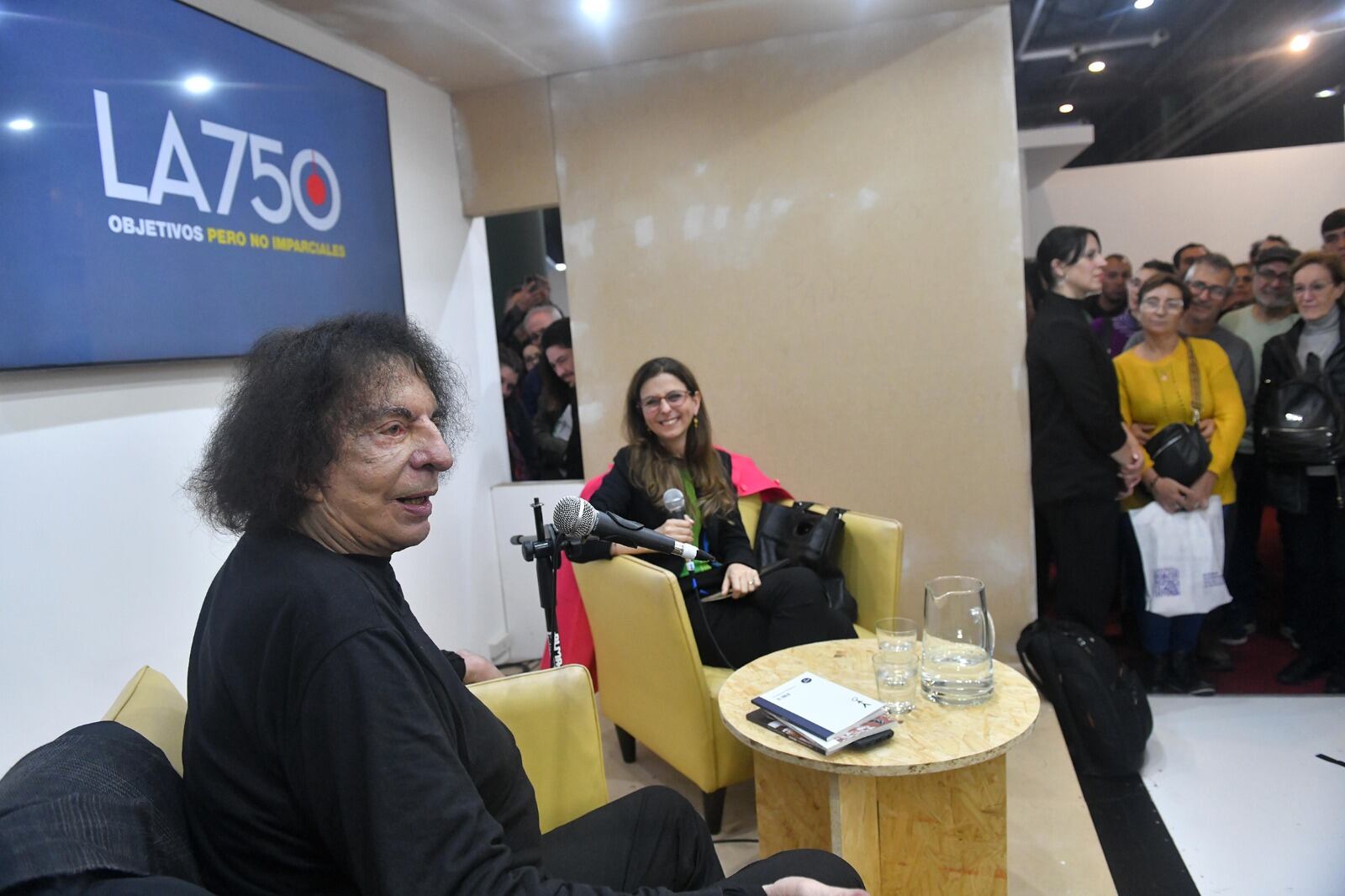 Dolina junto a Ginzberg, en un stand desbordado de asistentes.