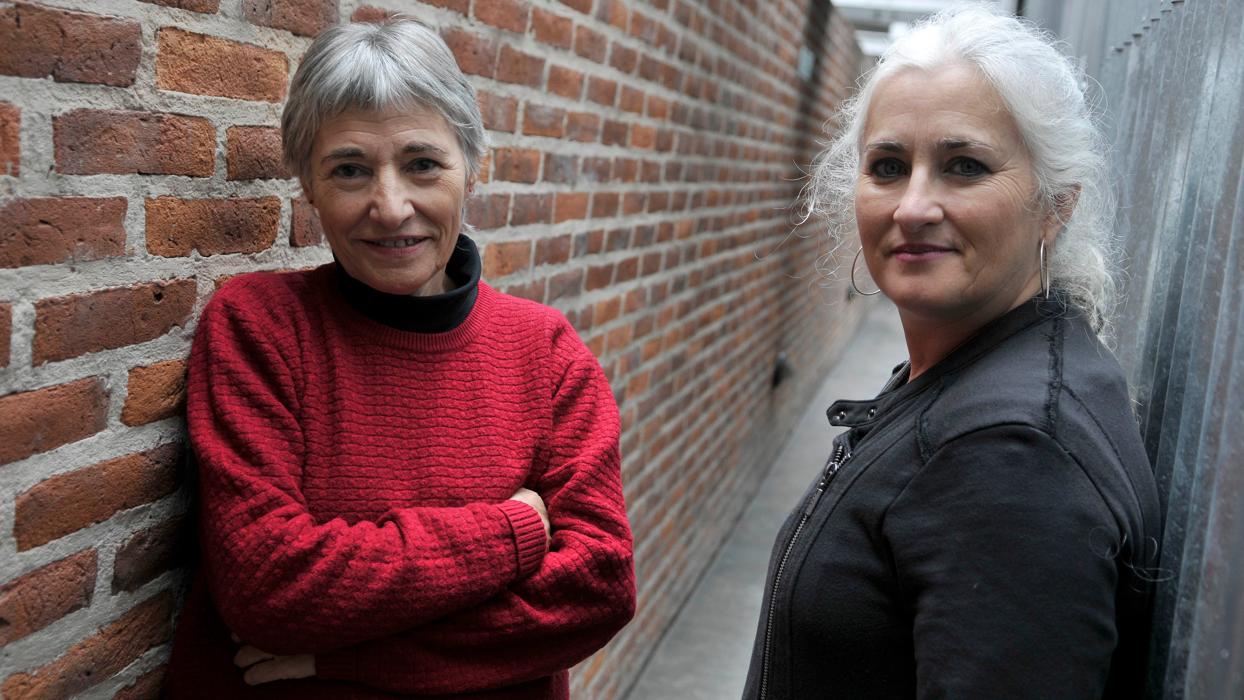 Kutxi Echegoyen (izq.) y Paqui Maqueda son dos mujeres españolas que viajaron esta semana a la Argentina a acompañar la presentación del documental "El silencio de otros".