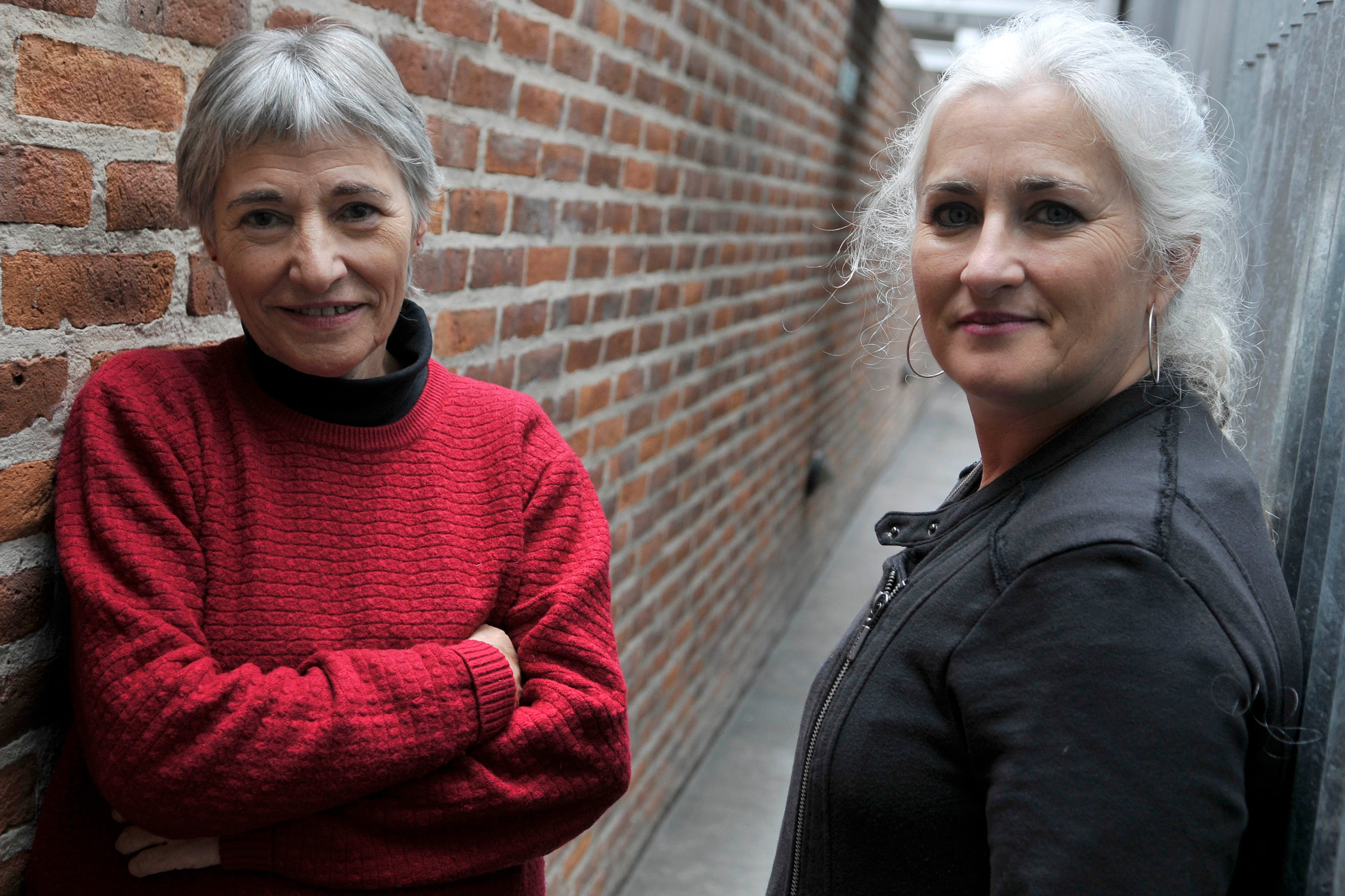 Kutxi Echegoyen (izq.) y Paqui Maqueda son dos mujeres españolas que viajaron esta semana a la Argentina a acompañar la presentación del documental "El silencio de otros".