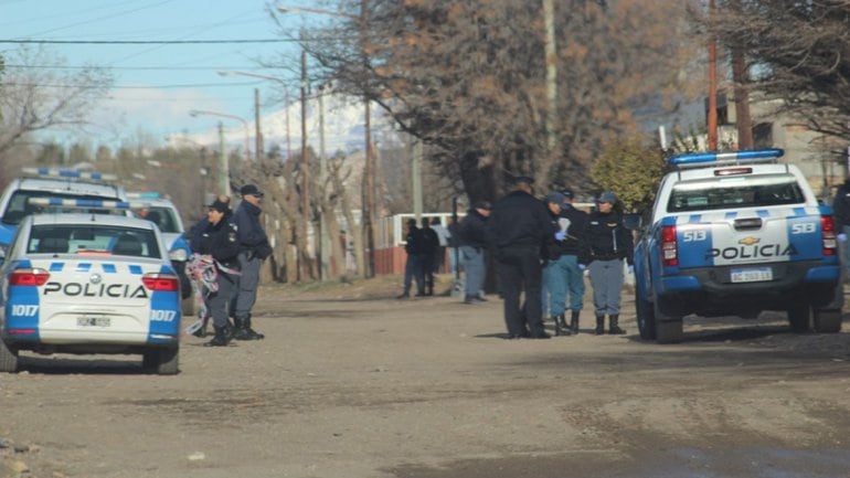 El policía le disparó dos veces por la espalda al hombre que le robó.