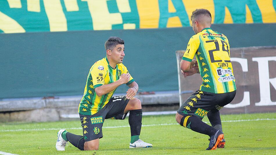 Pisano y Gino festejan el gol marcado por Bíttolo en contra.