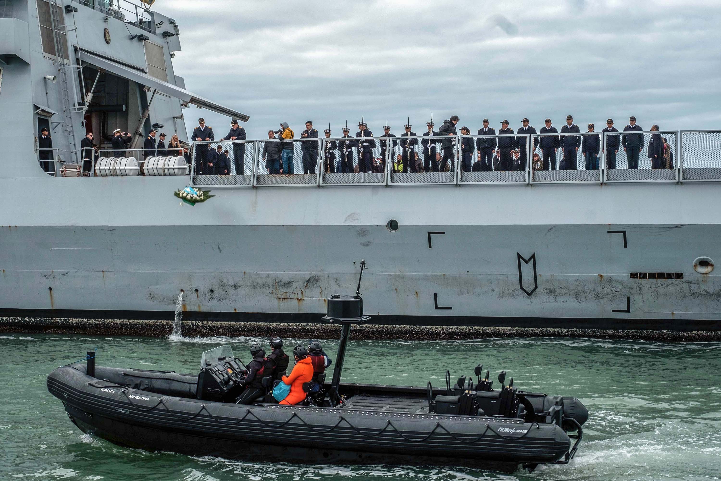 "Hemos venido hasta aquí a homenajear a estos 323 héroes", dijo Taiana.