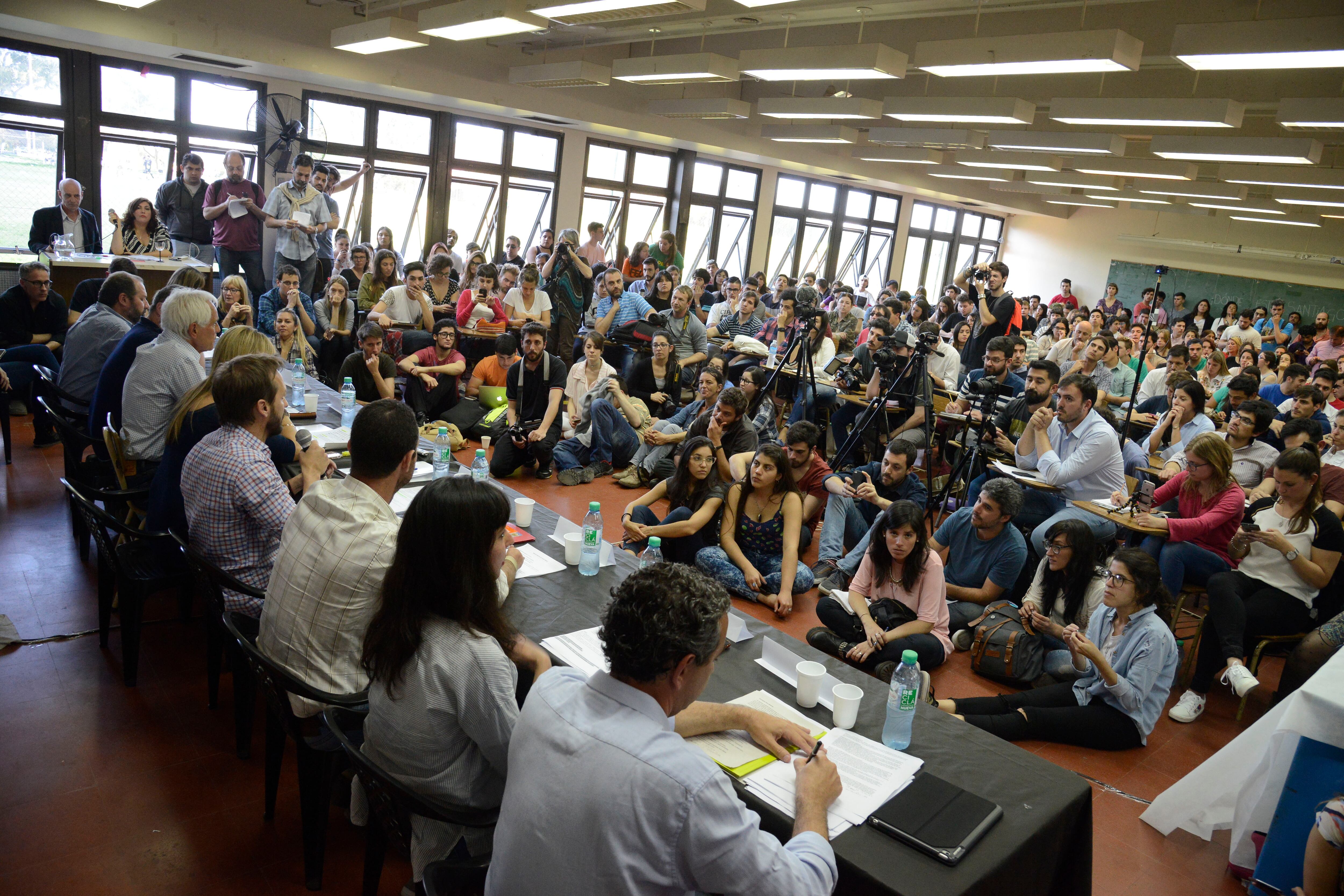 Los candidatos debatieron en un aula colmada por los estudiantes y público en general.