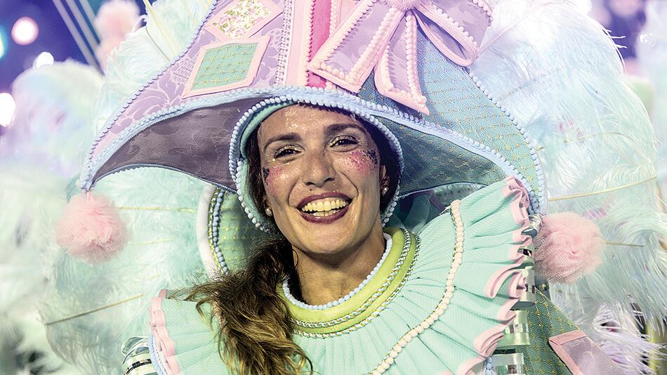 La postal de Río: desfile de las Escolas de Samba en el Sambódromo Sapucaí.