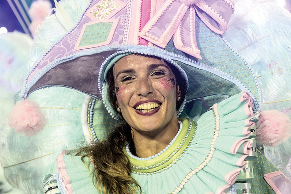 La postal de Río: desfile de las Escolas de Samba en el Sambódromo Sapucaí.