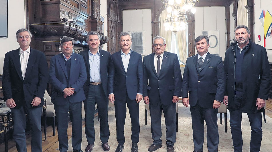 Mauricio Macri, junto al ministro Etchevehere, recibió a las entidades del agro. Tres se fueron contentas.