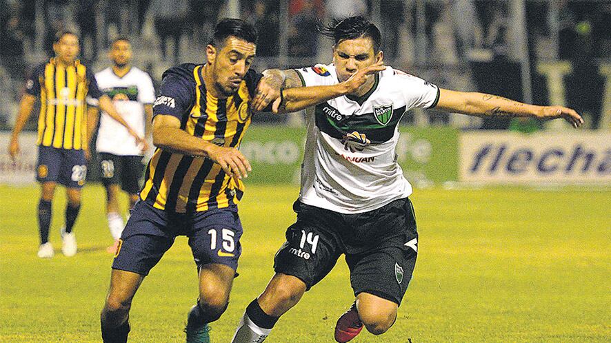 Camacho –la figura– y Agüero disputan la pelota en el medio.