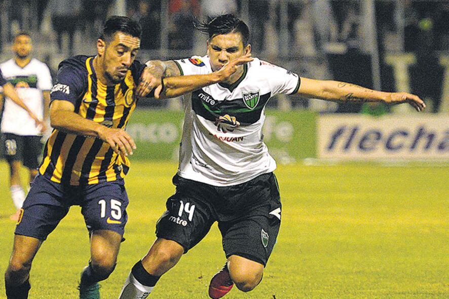 Camacho –la figura– y Agüero disputan la pelota en el medio.