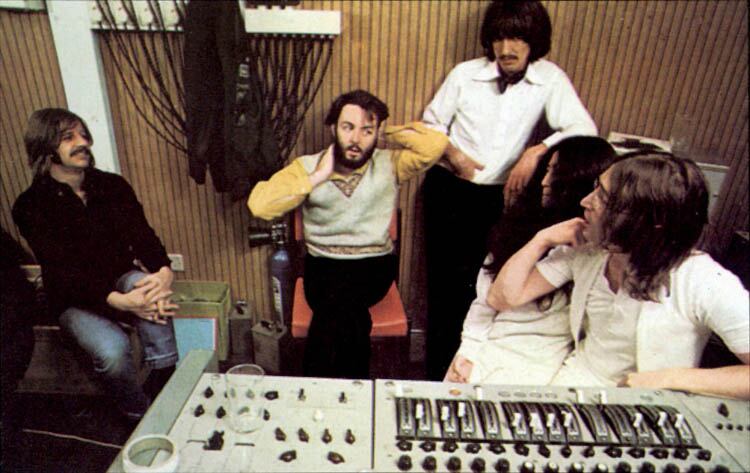Ringo, Paul, George y John en la consola de grabación en enero del 69.