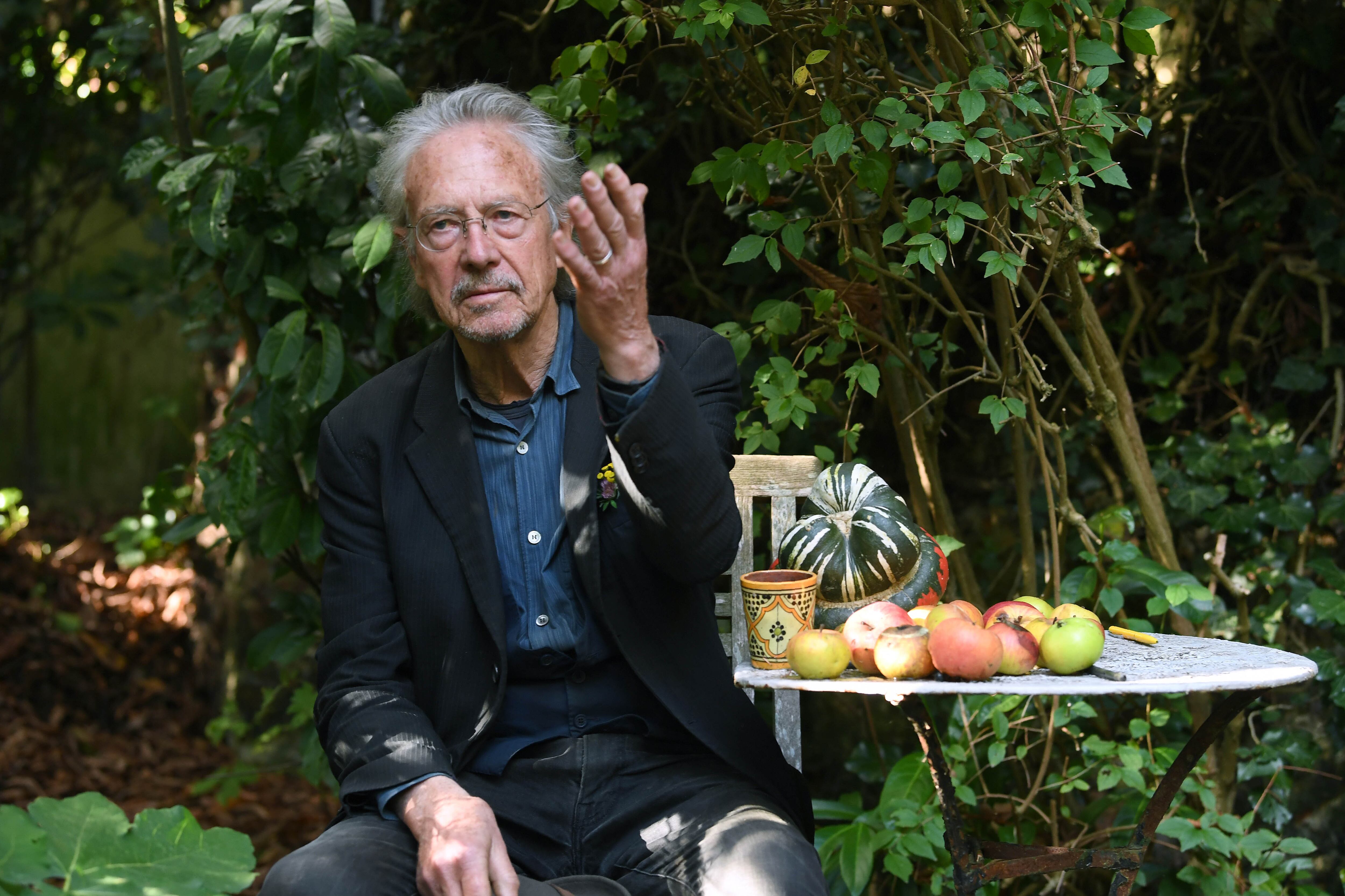Handke protestó contra las preguntas de los periodistas sobre su posición política.