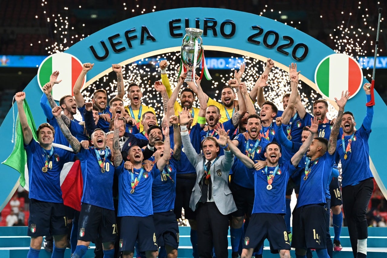 Los italianos festejan con la Copa en lo alto de Wembley