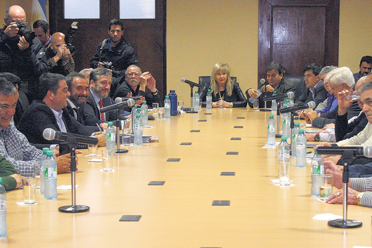 La CGT dialoga con los senadores del PJ encabezados por Pichetto e hizo contacto con gobernadores.