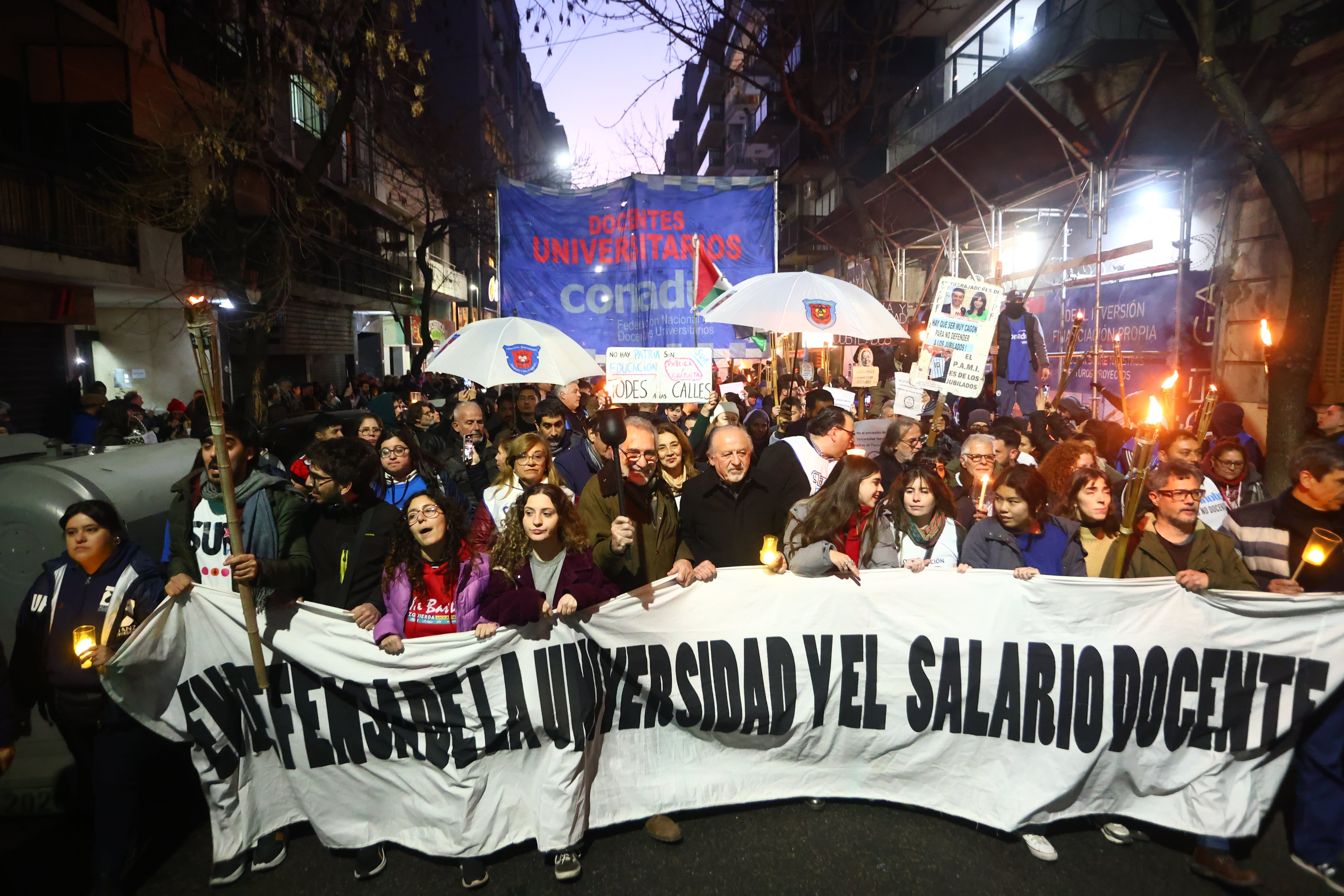 Una marcha de los universitarios en reclamo de mejoras salariales