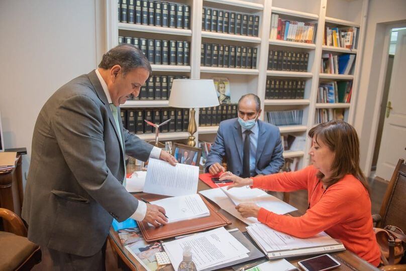 Ricardo Quintela firmó la presentación.