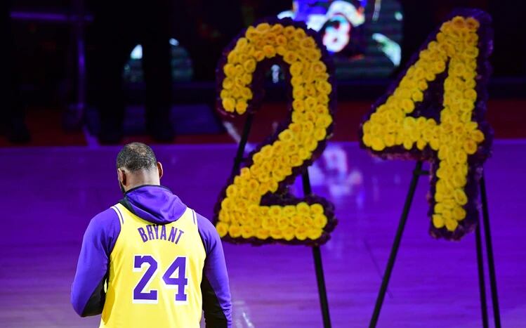LeBron James, en pleno homenaje a Kobe Bryant en el Staples Center