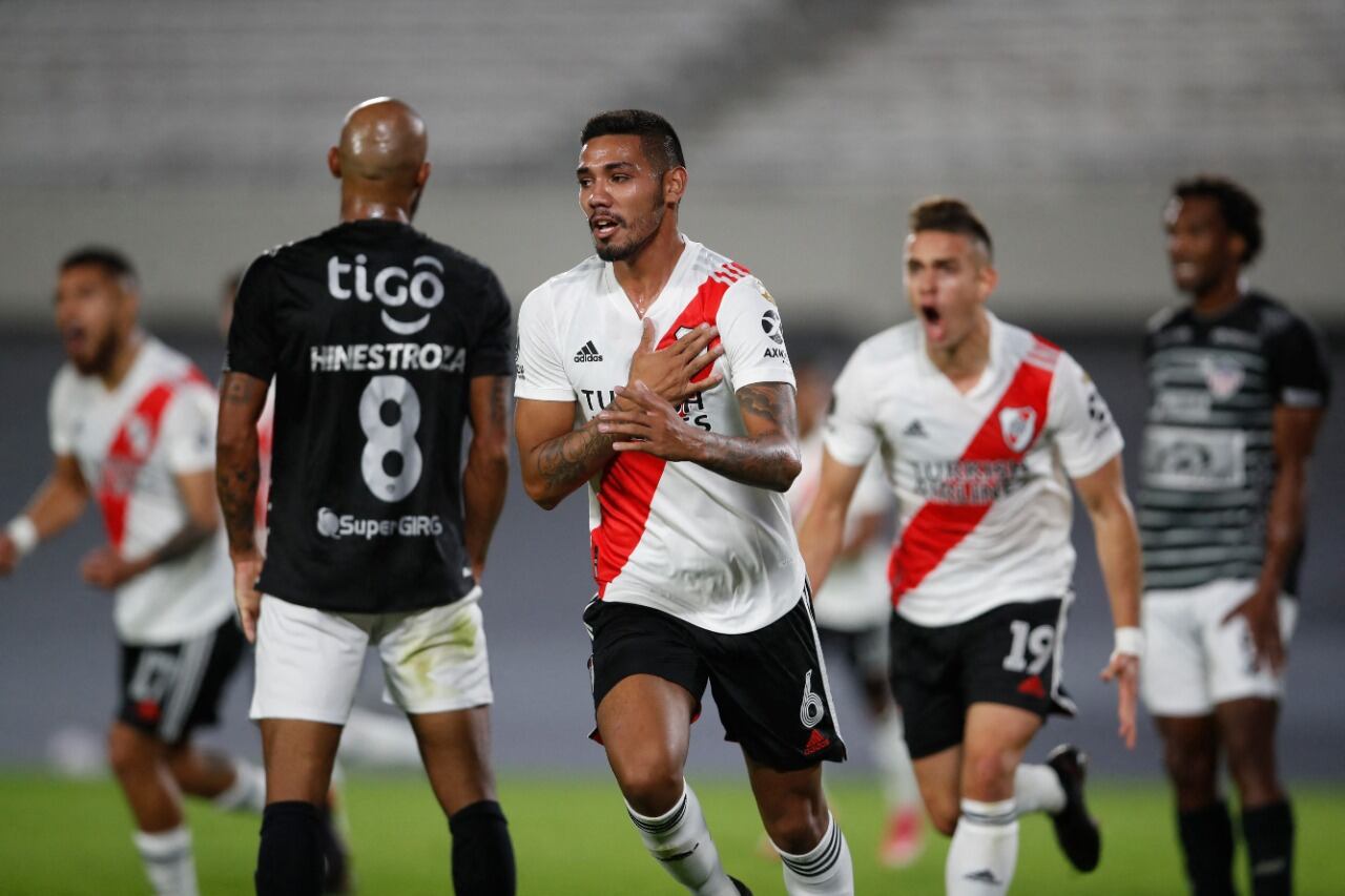 Martínez inicia el festejo del primer gol de River