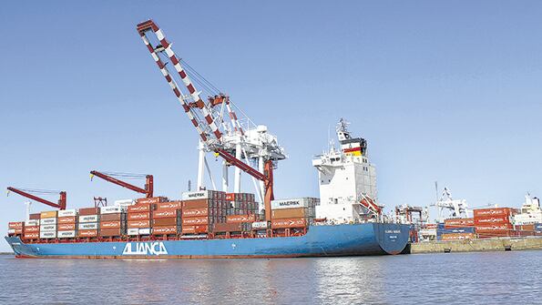 Entre enero y mayo, antes del estallido, la balanza comercial registraba un déficit de 4542 millones de dólares.