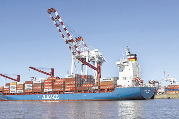 Entre enero y mayo, antes del estallido, la balanza comercial registraba un déficit de 4542 millones de dólares.