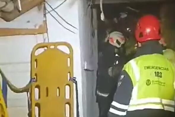 El conmovedor video del rescate de un niño en el derrumbe de Floresta. (Foto: captura de video de @EmergenciasBA)