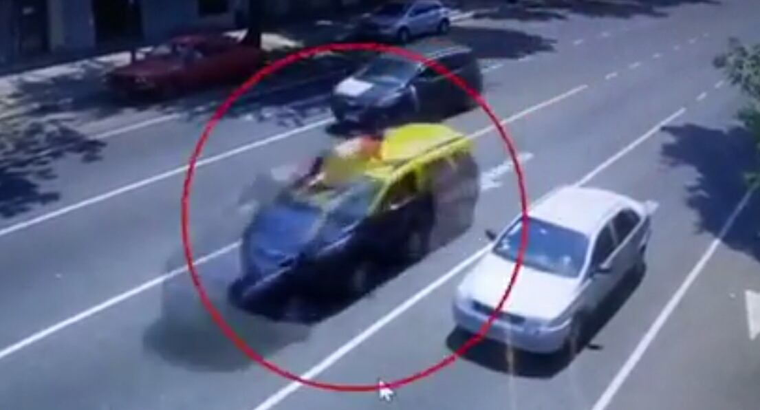 Robo en Boedo: el taxista murió cuando se estrelló el auto al que iba aferrado.
