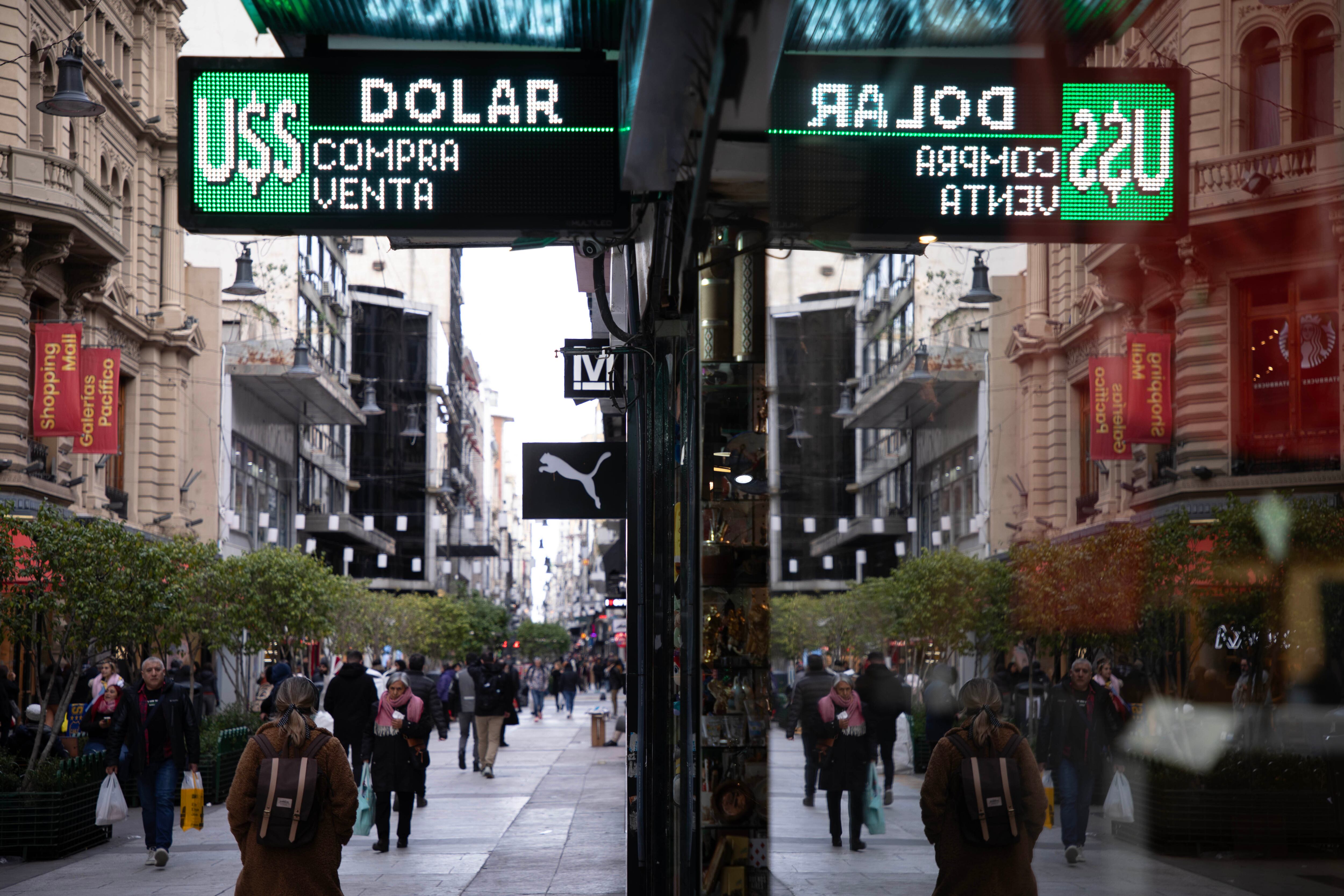 El dólar mayorista dio este lunes un nuevo salto, tras haber subido casi 2% el jueves pasado