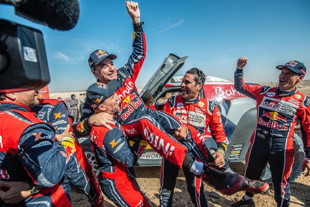 La felicidad de Carlos Sainz tras su victoria en el Dakar.