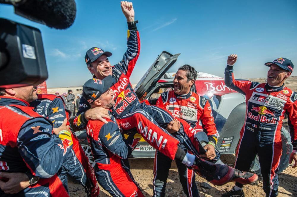 La felicidad de Carlos Sainz tras su victoria en el Dakar.