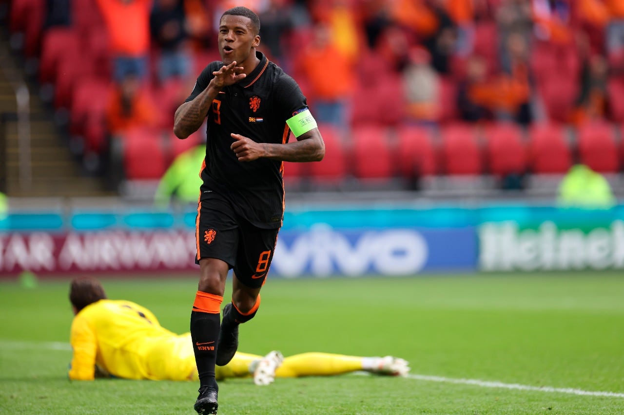 Wijnaldum celebra el segundo gol de su cosecha para Holanda.