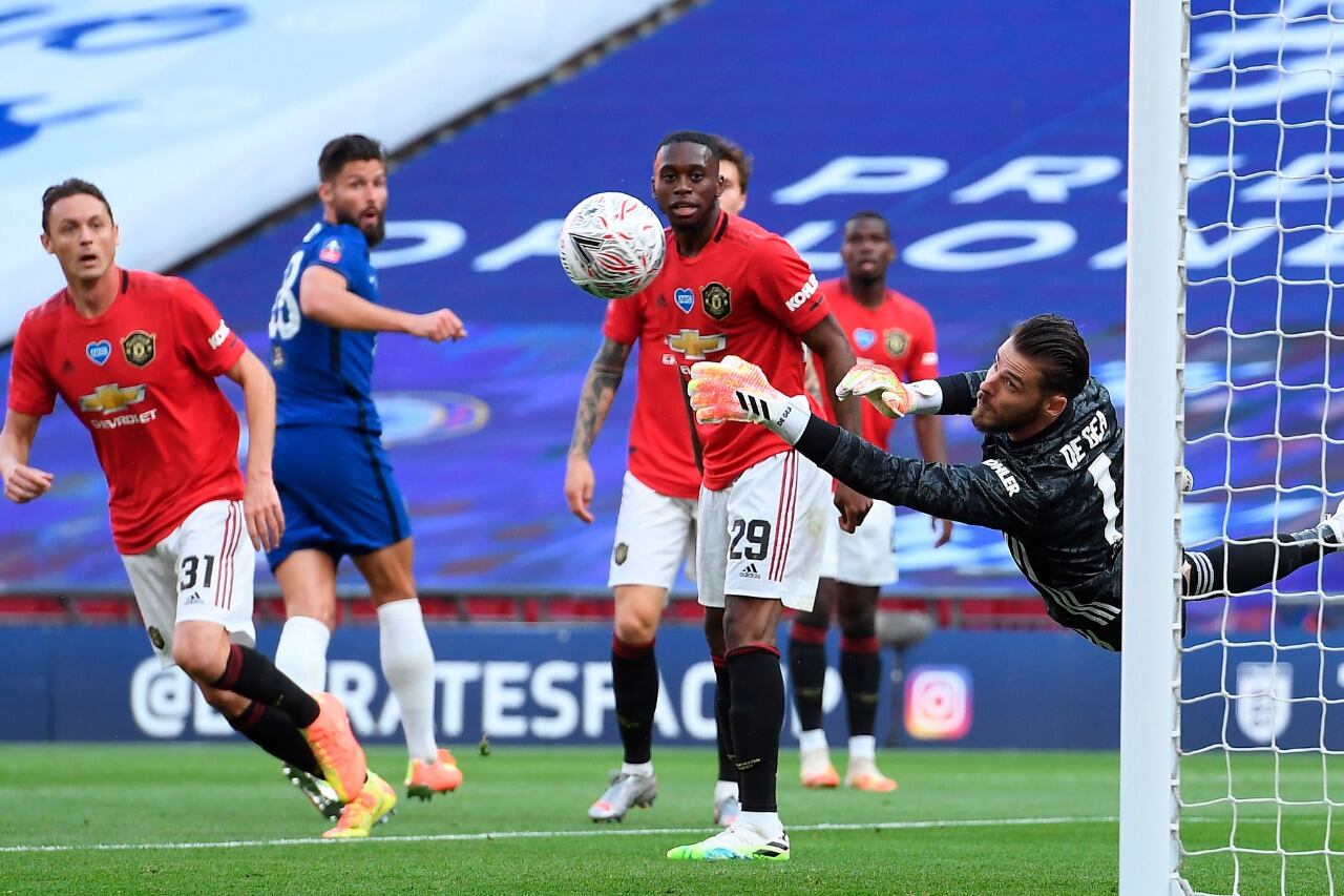 Giroud, autor del primer gol, palpita el remate que desviará De Gea.