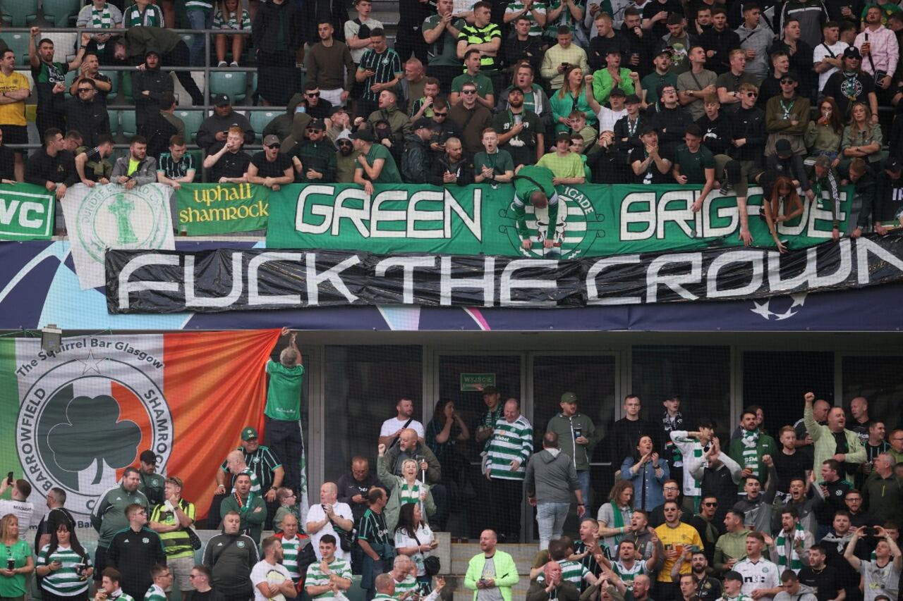 El miércoles pasado los hinchas del Celtic ya habían colgado una pancarta con la inscripción "fuck the crown"