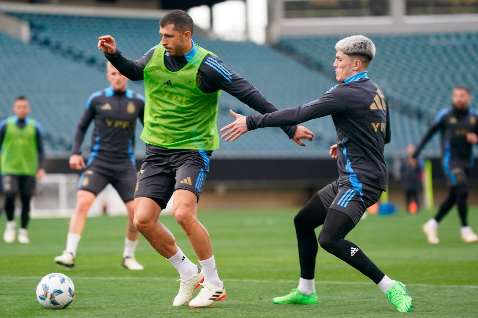 Guido Rodríguez frente a Garnacho durante el entrenamiento