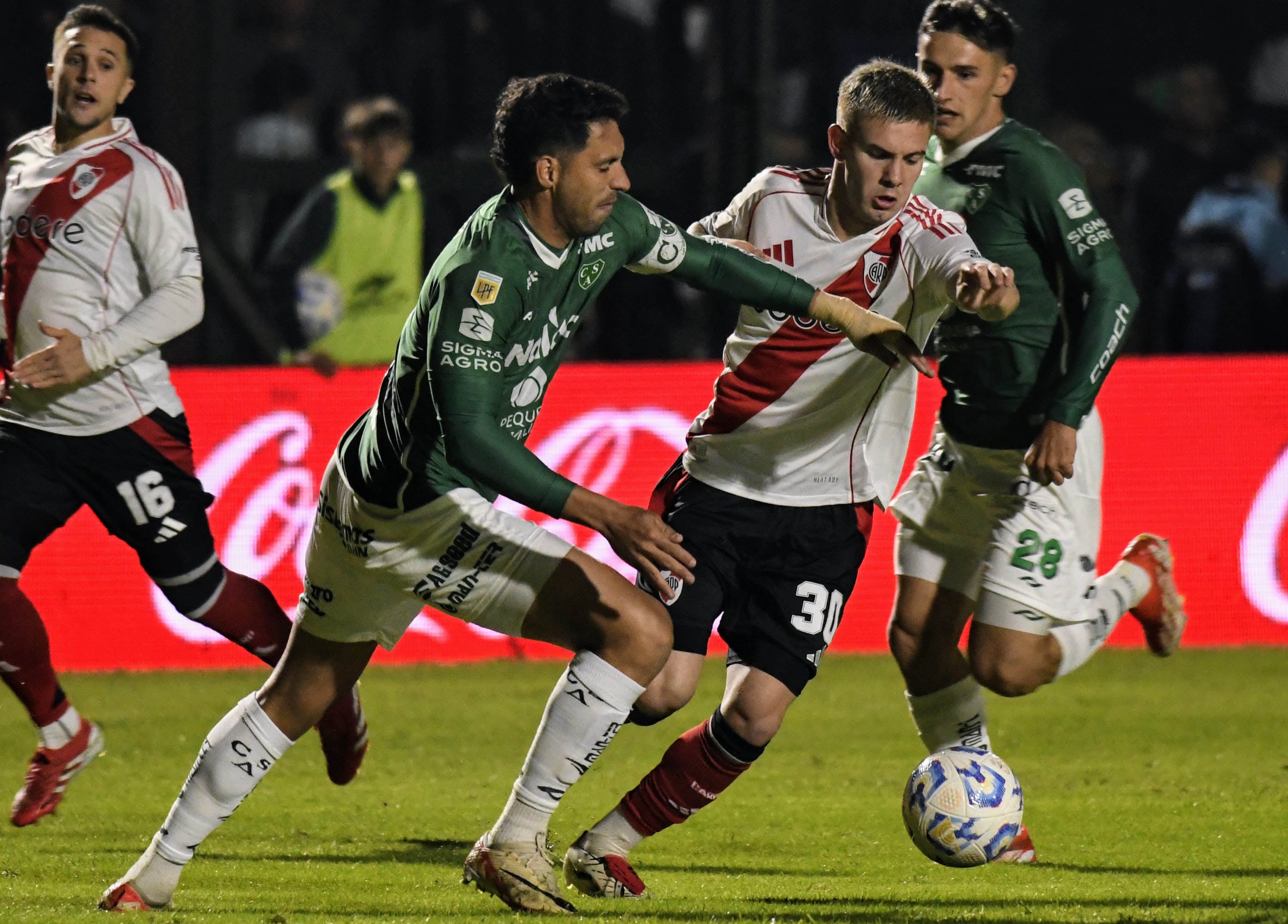 Insaurralde, autor del gol de Sarmiento, frena la intención ofensiva de Mastantuono
