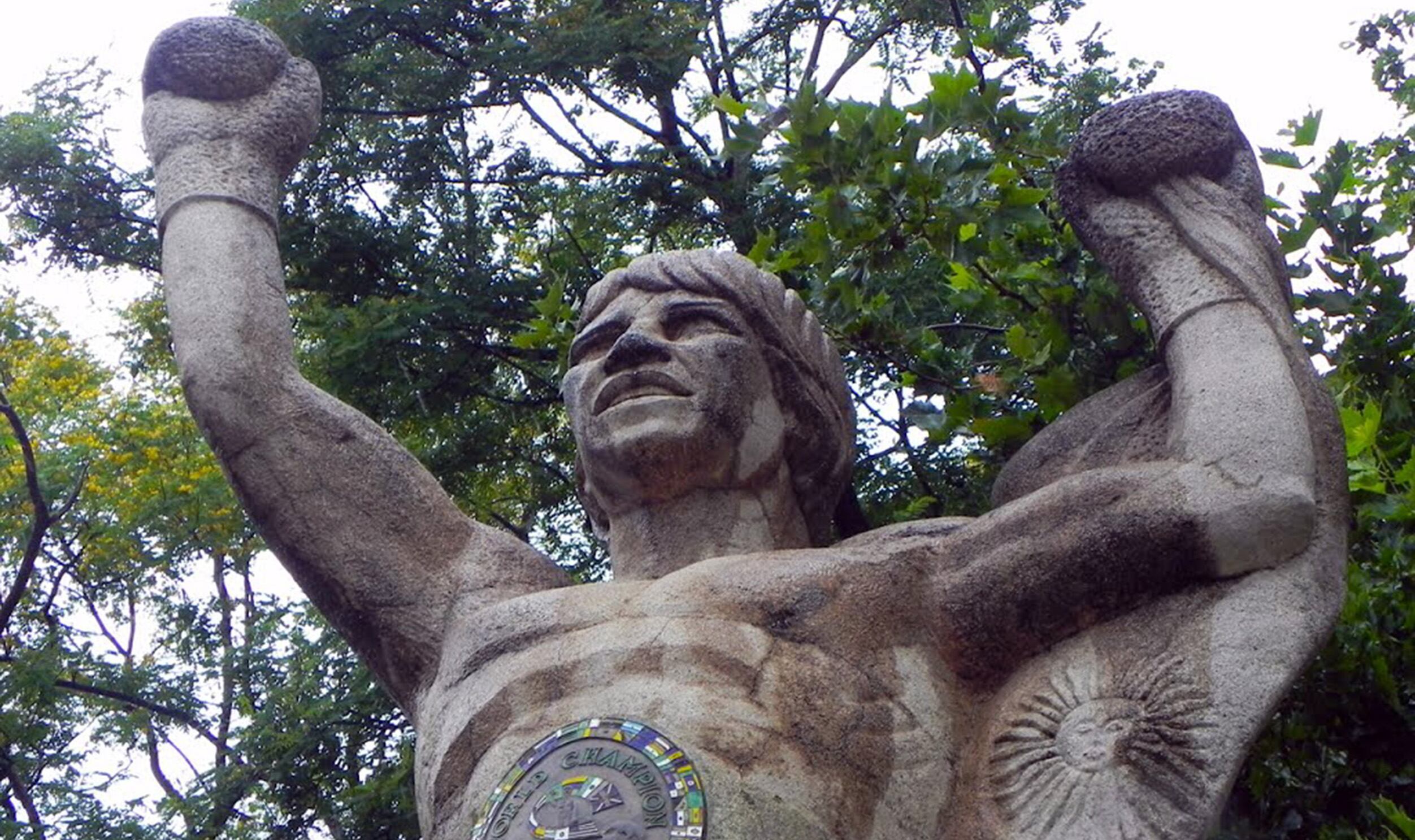 "Los monumentos son portadores de mensajes y alegorías en lo que muestran como en lo que ocultan", dice el documento.