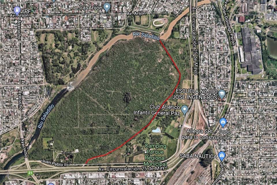 La línea roja indica la traza del zanjón que bordea el Parque regional Sur.