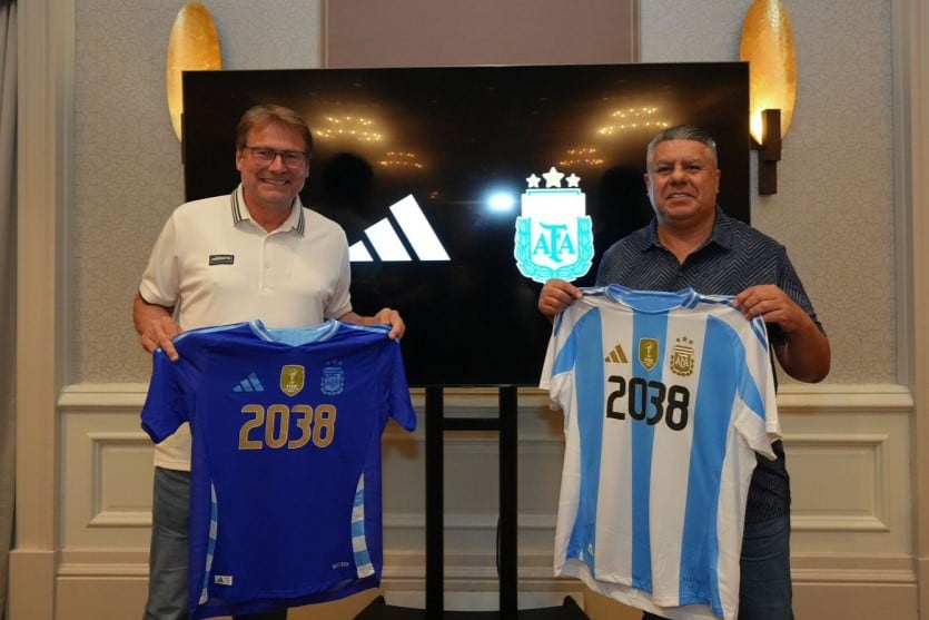 El presidente de la AFA, Claudio "Chiqui" Tapia, y el CEO de Adidas, Bjoern Gulden, celebraron la renovación del contrato. Imagen: Prensa AFA.