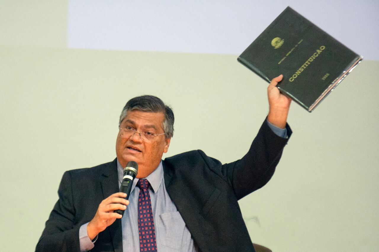 Flávio Dino, ministro de Justicia de Brasil, con una copia de la Constitución.