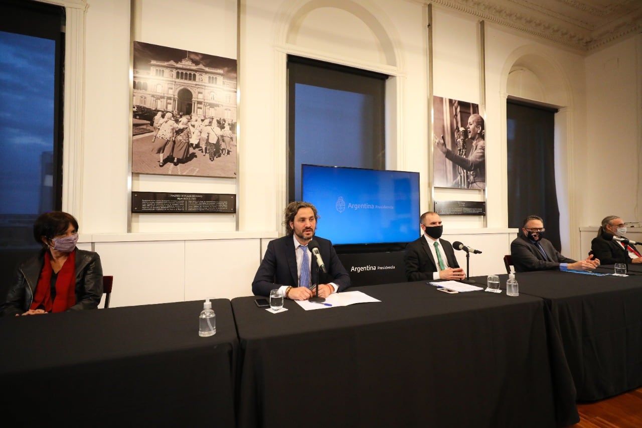 Santiago Cafiero y los integrantes del equipo económico en la previa con los empresarios.